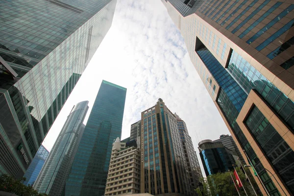 Silhuetas de vidro modernas de arranha-céus no distrito financeiro — Fotografia de Stock