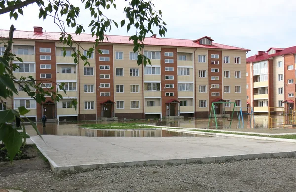 Acqua di inondazione per le strade Byisk . — Foto Stock