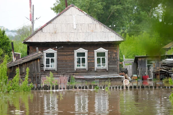 Översvämningar på gatorna byisk. — Stockfoto