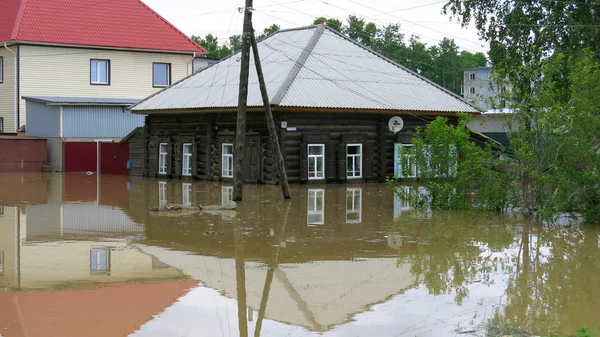 Eau d'inondation dans les rues Byisk . — Photo