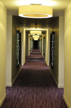 uzun ışıklı koridor