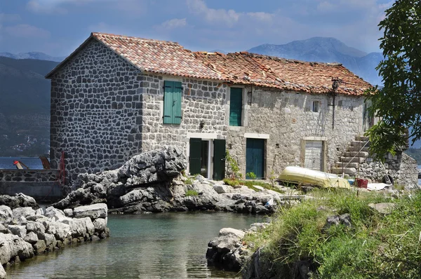 Красивий кам'яний будинок біля моря — стокове фото