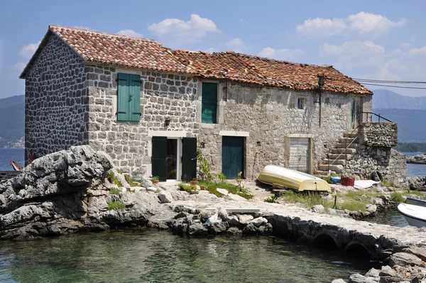 Belle maison en pierre près de la mer — Photo