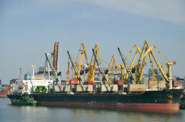 Морський порт в Одесі — стокове фото