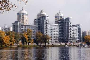 nehir kıyısında güzel bina