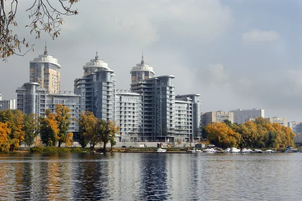 Beau bâtiment sur la rive de la rivière — Photo