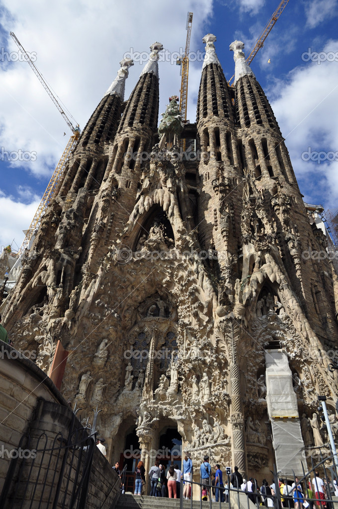 Sagrada Familia towers – Stock Editorial Photo © Vdumanchuk #35214687
