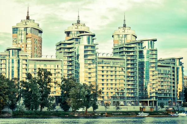 Bellissimo edificio sulla riva del fiume — Foto Stock