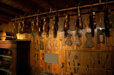 bir luthier in eski atölye