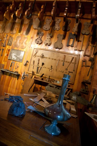 Oficina antiga de um luthier — Fotografia de Stock