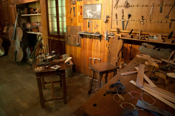 Ancient workshop of a luthier — Stock Photo, Image