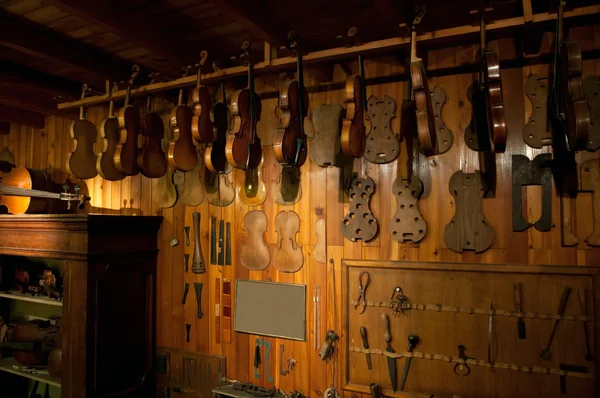 Oficina antiga de um luthier — Fotografia de Stock