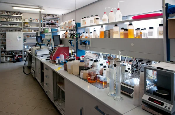 Лаборатория химического анализа — стоковое фото