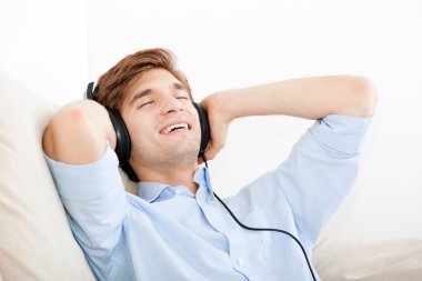 Adam müzik dinliyor.