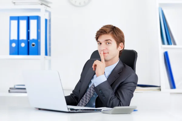 Geschäftsmann arbeitet im Büro — Stockfoto