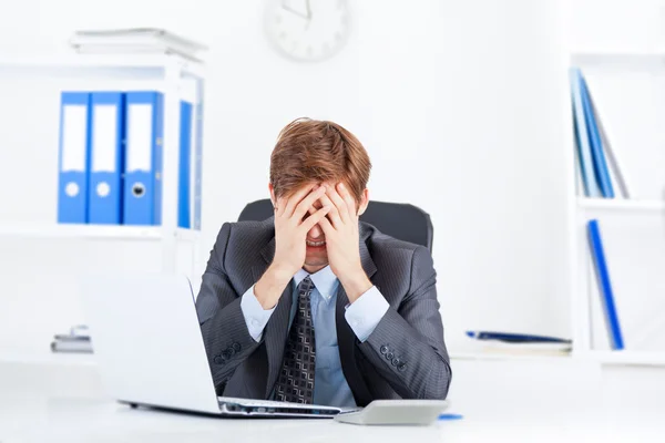 Hombre de negocios que trabaja en la oficina — Foto de Stock