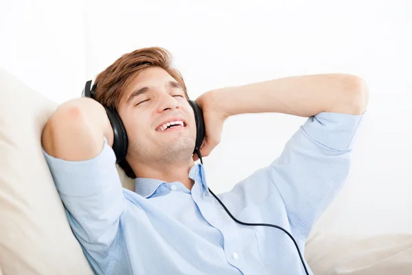 Uomo ascoltare musica — Foto Stock
