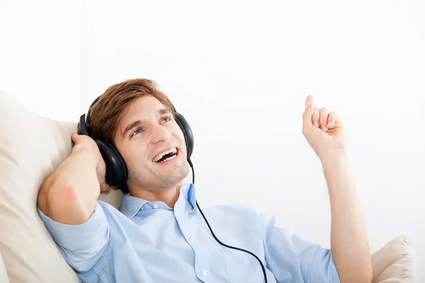 Uomo ascoltare musica — Foto Stock