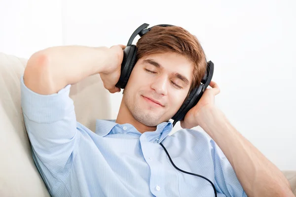 Man listening music — Stock Photo, Image