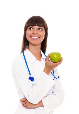Yeşil taze elma tutan doktor kadın