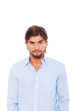 yakışıklı bir genç adam kameraya bakarak ciddi