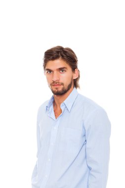 yakışıklı bir genç adam kameraya bakarak ciddi