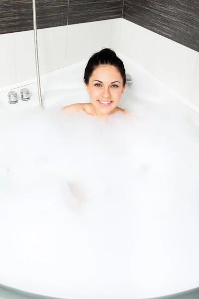 Mulher bonita relaxante no banho — Fotografia de Stock