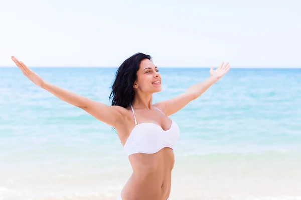 Belle fille sourire avec les mains levées — Photo