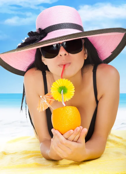 Summer vacation woman lying on beach yellow sand towel smile drink tropical cocktail — Stock Photo, Image