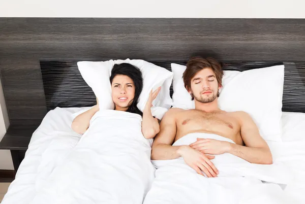 ベッドでは、いびきの男のカップル — ストック写真
