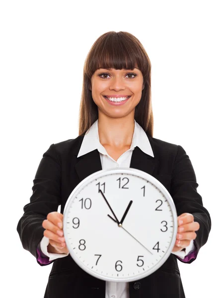 Hermosa mujer sonriente sosteniendo reloj grande — Foto de Stock