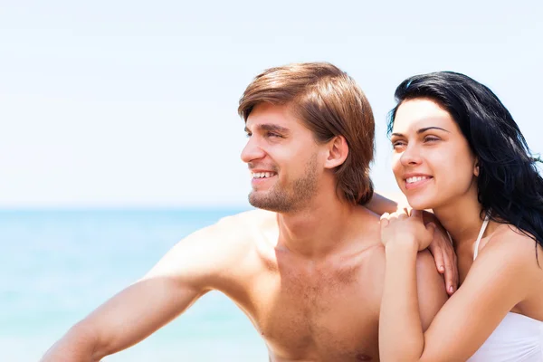 Paar im Sommerurlaub am Strand — Stockfoto