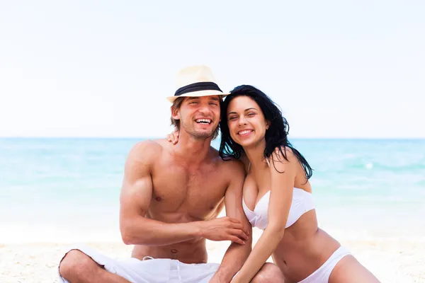 Paar im Sommerurlaub am Strand — Stockfoto