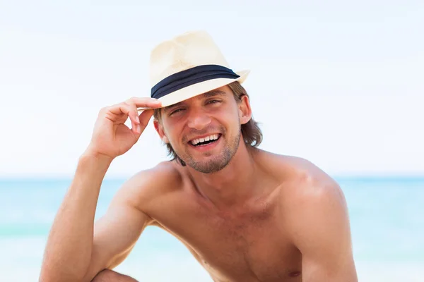 Mand smil på stranden sommerferie - Stock-foto