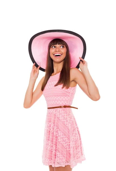 Mulher sorrir em vestido de verão rosa e chapéu — Fotografia de Stock