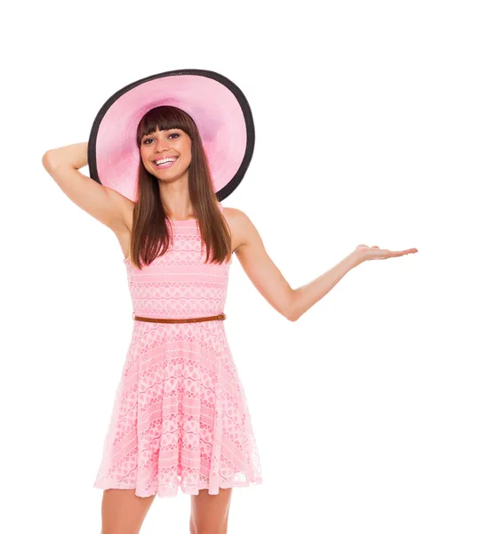 Γυναίκα σε ροζ καλοκαίρι φόρεμα και καπέλο — Φωτογραφία Αρχείου