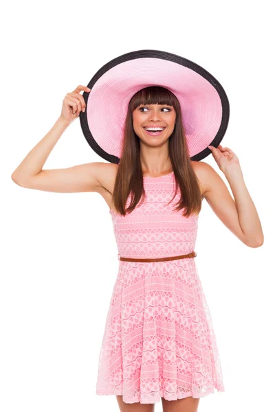 Mulher sorrir em vestido de verão rosa e chapéu — Fotografia de Stock