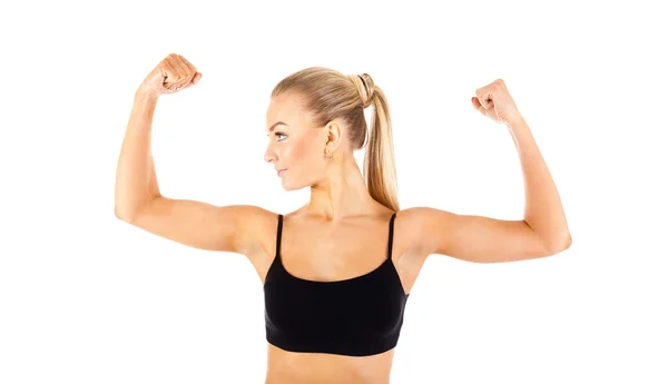 Спортивная фитнесс-женщина показывает свои бицепсные мышцы — стоковое фото