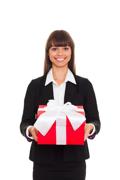Mujer de negocios sonrisa feliz celebrar caja de regalo en las manos — Foto de Stock