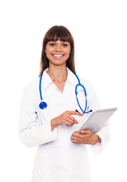 Médico mulher sorriso segurando tablet pc — Fotografia de Stock