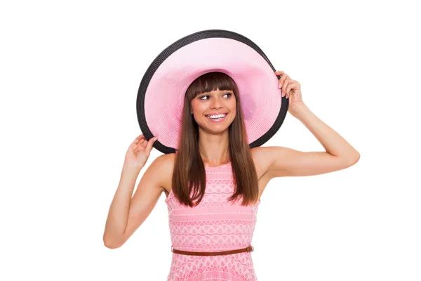 Mulher sorrir em vestido de verão rosa e chapéu — Fotografia de Stock