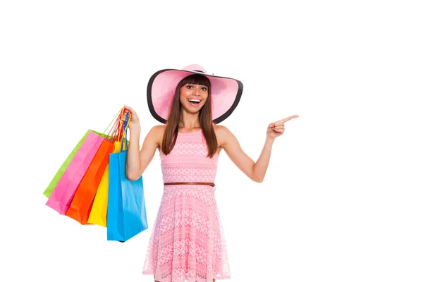 Mulher de compras sorriso feliz apontando lado dedo para espaço de cópia vazio — Fotografia de Stock