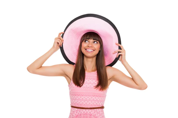 Mulher sorrir em vestido de verão rosa e chapéu — Fotografia de Stock