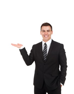 bir şey açık avuç içinde gösterilen işadamı