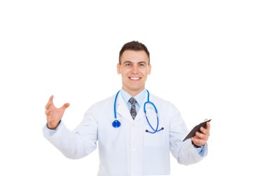tablet dokunmatik ekran bilgisayar elinde stetoskop ile genç bir doktor