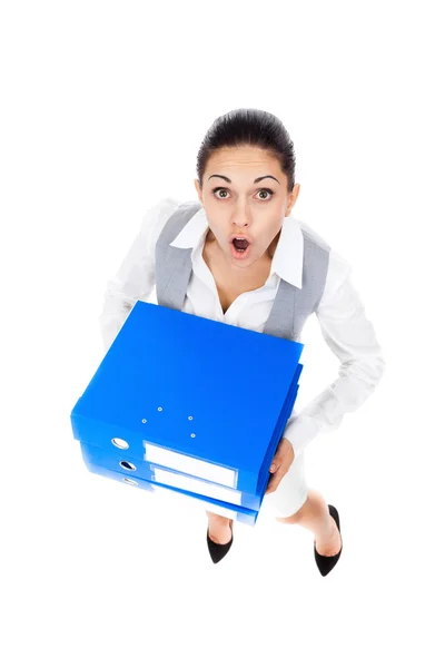 Förvånad affärskvinna håller stack mapp — Stockfoto