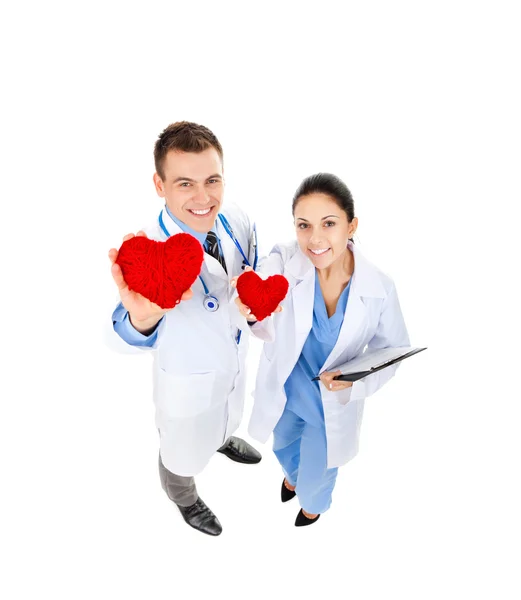 Doctor hombre y mujer sostienen corazones rojos — Foto de Stock