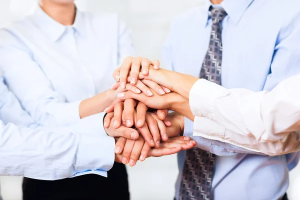 Equipe de empresários colocando as mãos no topo — Fotografia de Stock