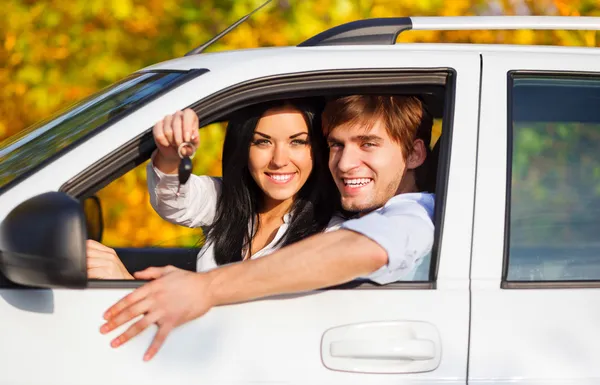 Jeune couple heureux au volant — Photo