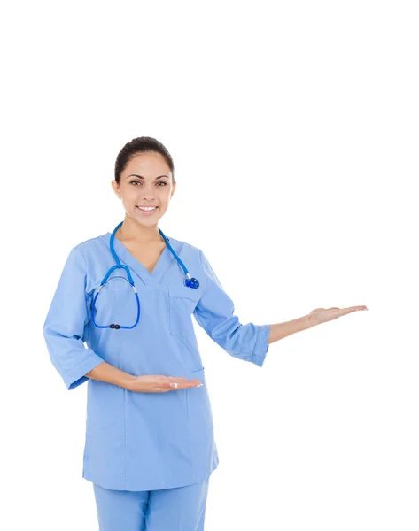 Sorrindo médico mulher e mostrando algo — Fotografia de Stock